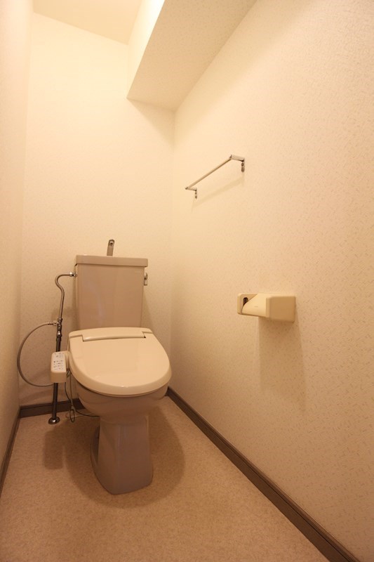 ベルデェ守恒 温水洗浄便座付きのトイレです。
