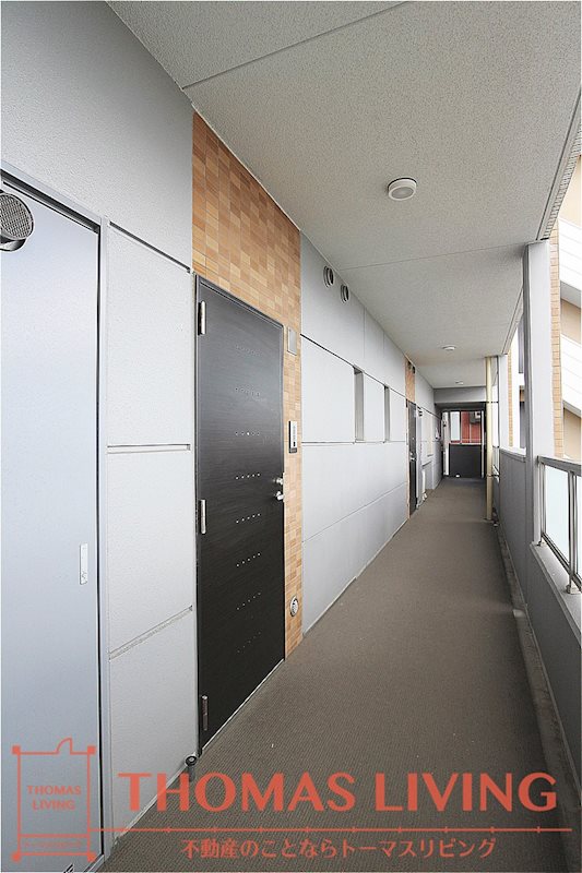 サージュ陣原  玄関前の廊下のお写真です。