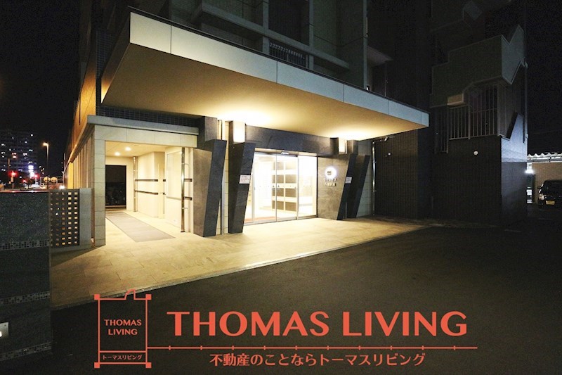 ウイングス八幡駅前 夜でも明るくライトアップされたエントランスです。