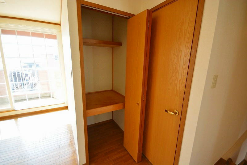 クレストール中曽根東　Ａ棟 収納は全部屋にあります。