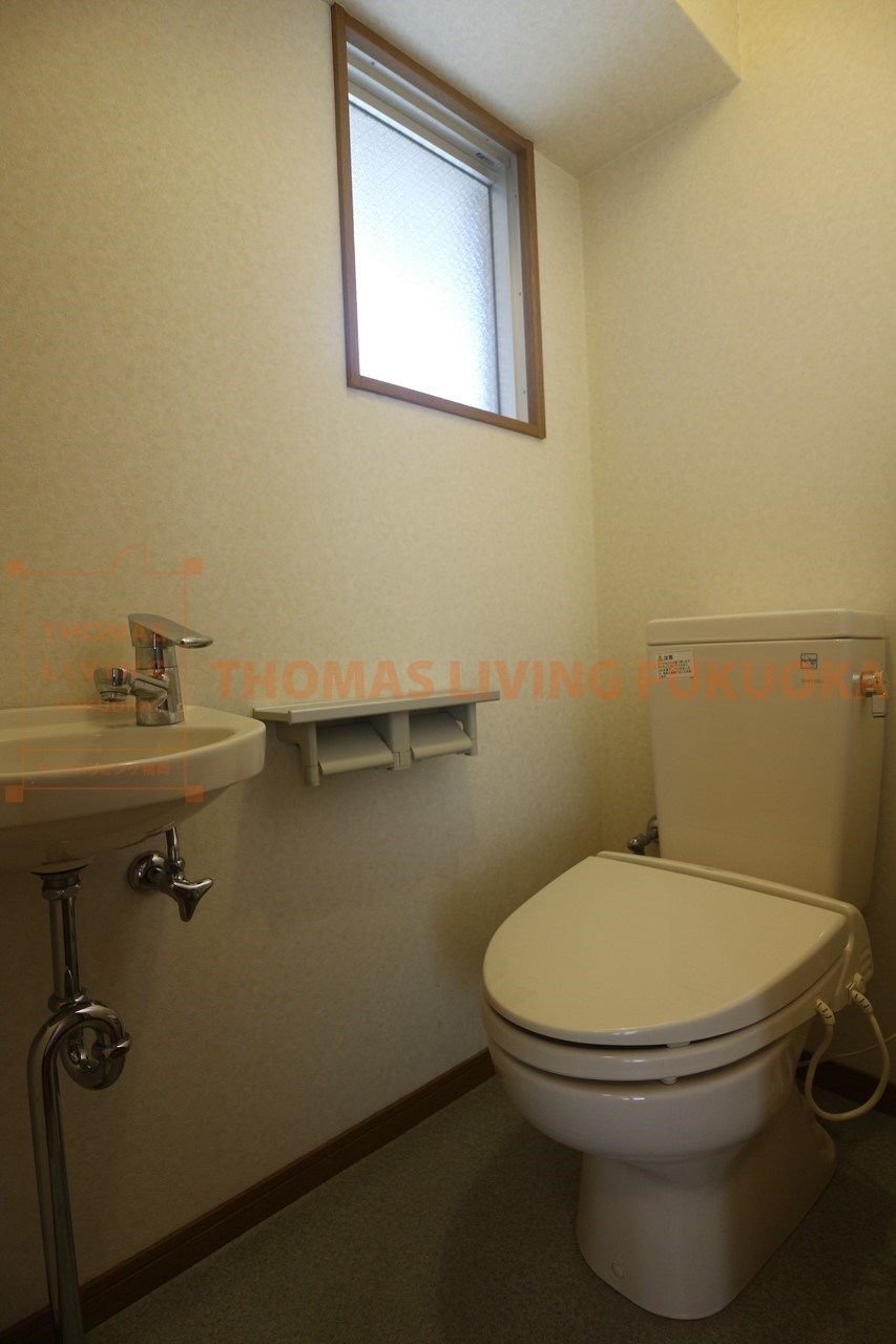 フラワースポット トイレに窓が有ります。