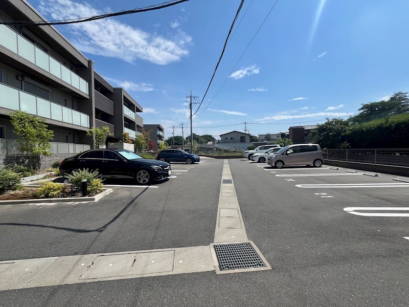 シャーメゾン本城東 駐車場