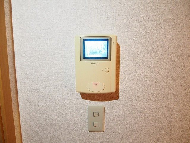プレミール元町Ⅱ 来客者が確認できるモニター付きインターホン。
