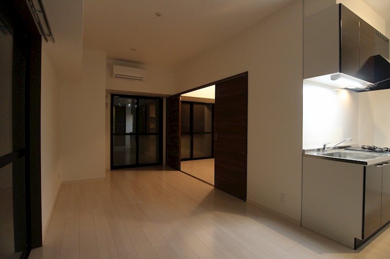THE SQUARE Grand　Residence 縦長のリビングで家具の配置もし易いです。