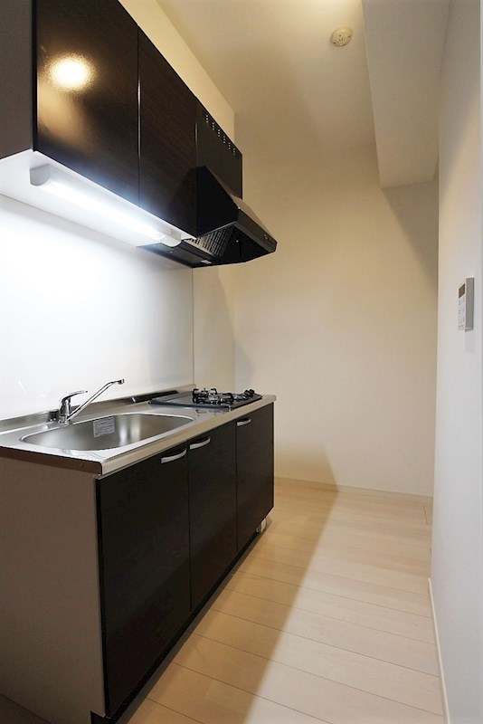 THE SQUARE Grand　Residence 奥まったキッチンで部屋から見えにくいのが嬉しいポイントです。