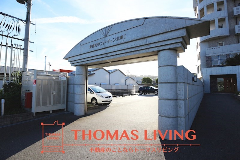 愛暮利伊フォーチュン北湊 I シャッター付きの駐車場です。