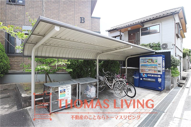 クレール塚の原 A棟  敷地内に駐輪場、ゴミ捨て場、自動販売機があります。