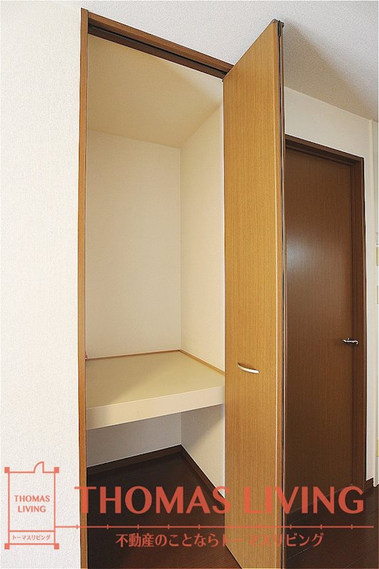 クレール塚の原 A棟  リビングの収納です。