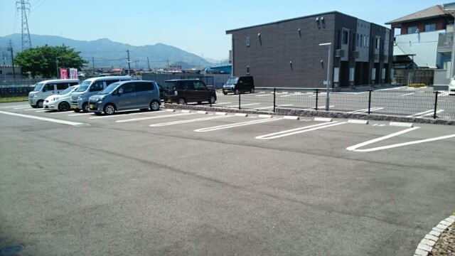 メゾン　コンソラトゥール　B棟 駐車場