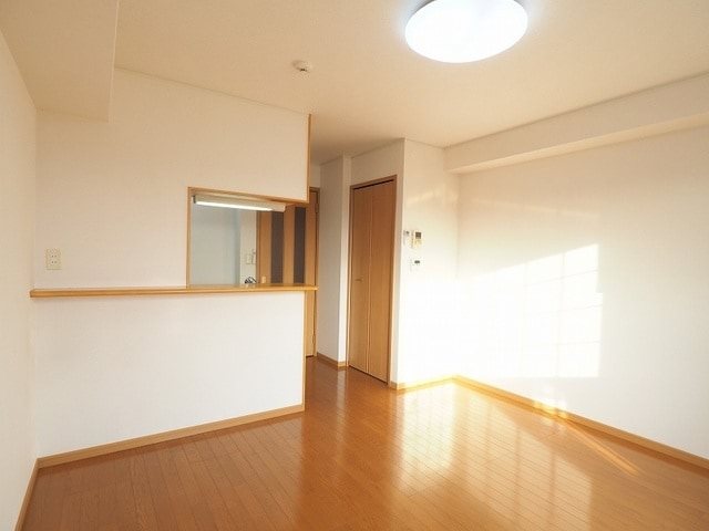 アーバン・フォレスト　A棟 10畳の広めのリビング