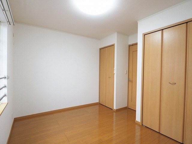 アーバン・フォレスト　A棟 寝室にも収納あります