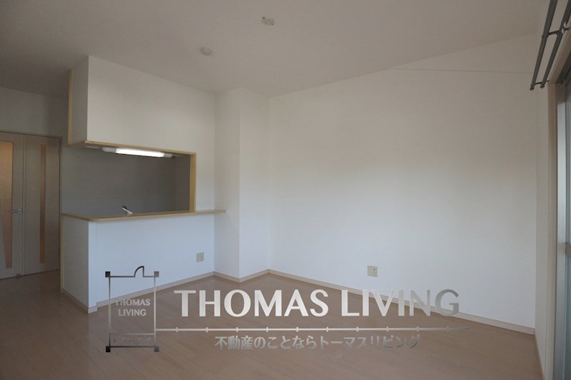 アン・レーヴ  カウンターキッチンからリビングを見渡せます。