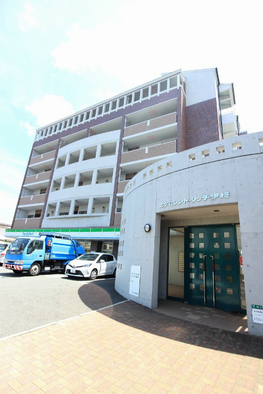 エクセレントリッチの外観♪コンビニ直結です♪