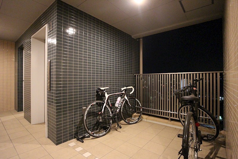 GRAVIS  各フロアにエレベーター降りた所に自転車置き場があります。